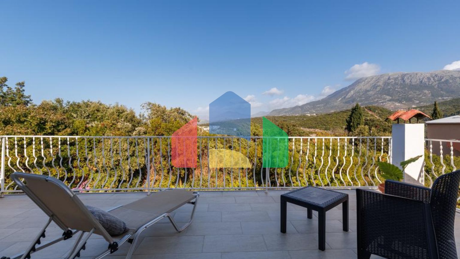 Легальный трехэтажный дом с гаражом в поселке Утеха