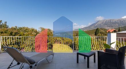 Легальный трехэтажный дом с гаражом в поселке Утеха