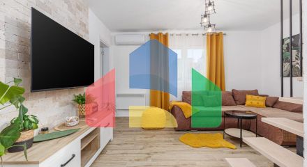 Легальный трехэтажный дом с гаражом в поселке Утеха