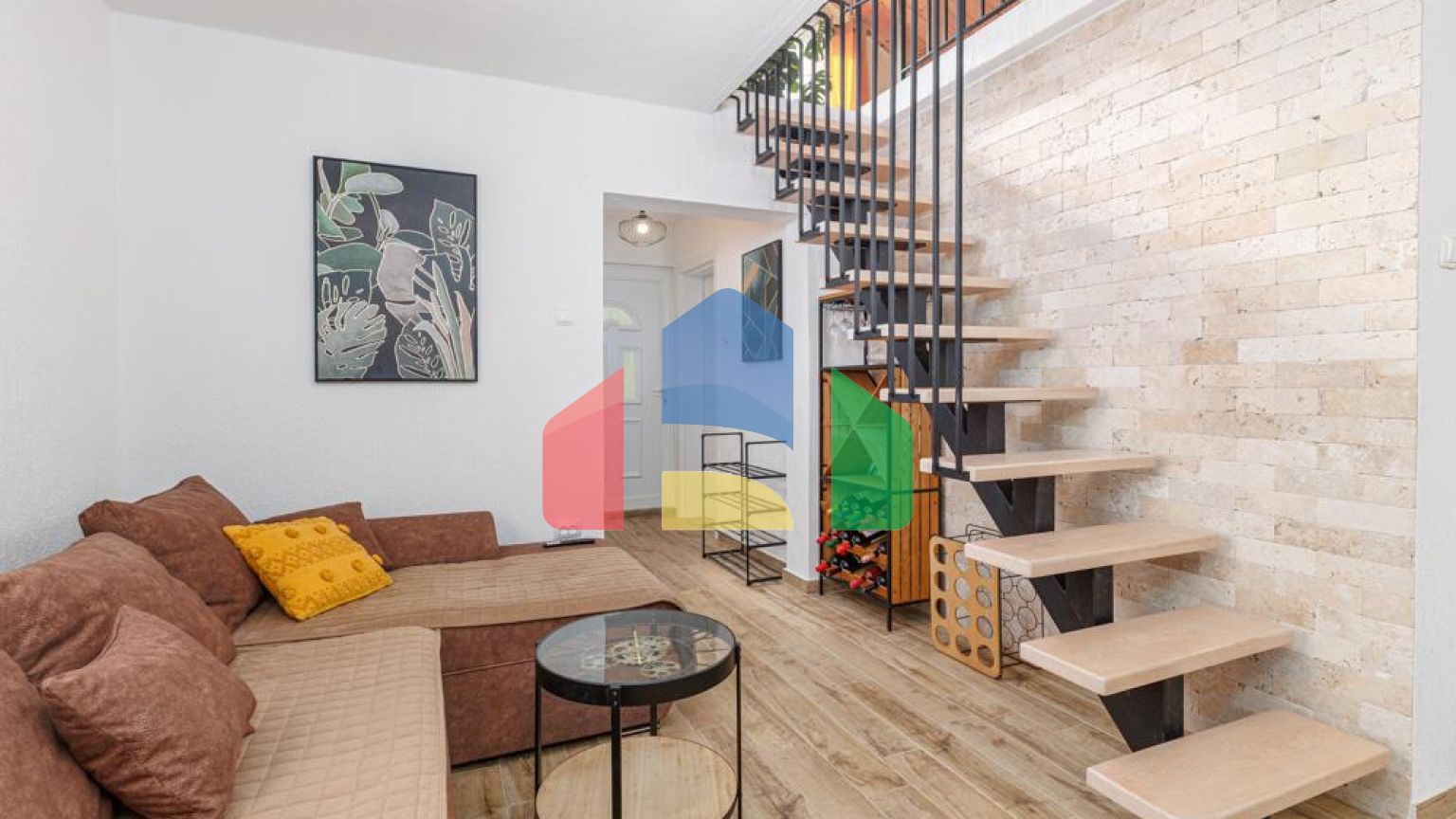 Легальный трехэтажный дом с гаражом в поселке Утеха