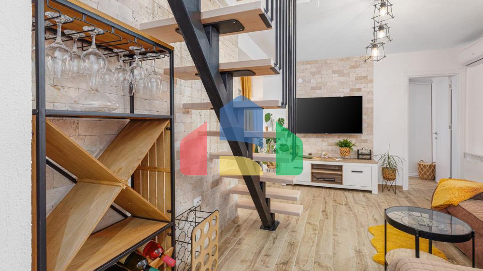 Легальный трехэтажный дом с гаражом в поселке Утеха