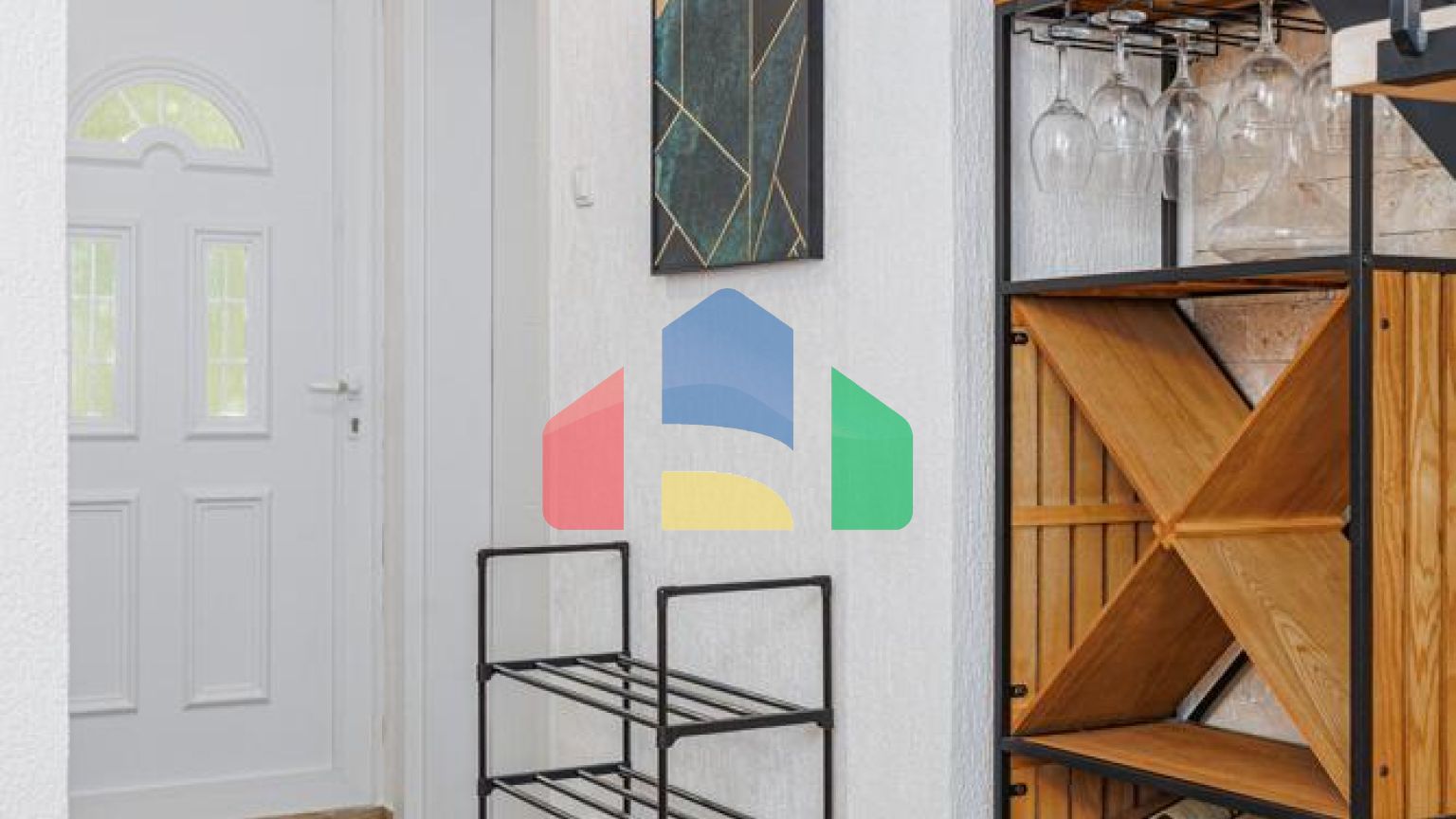 Легальный трехэтажный дом с гаражом в поселке Утеха