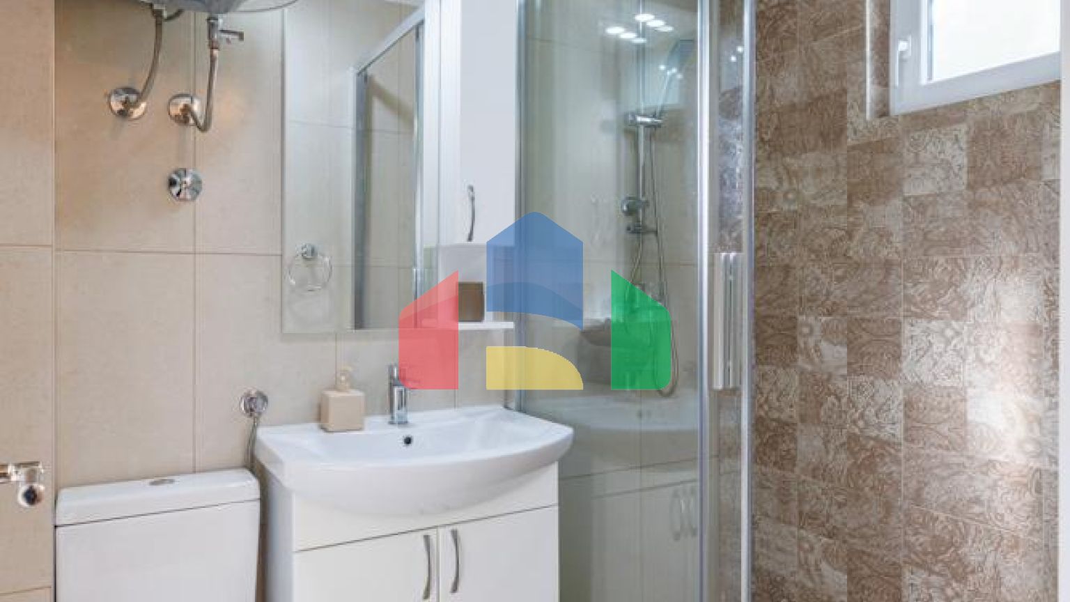 Легальный трехэтажный дом с гаражом в поселке Утеха