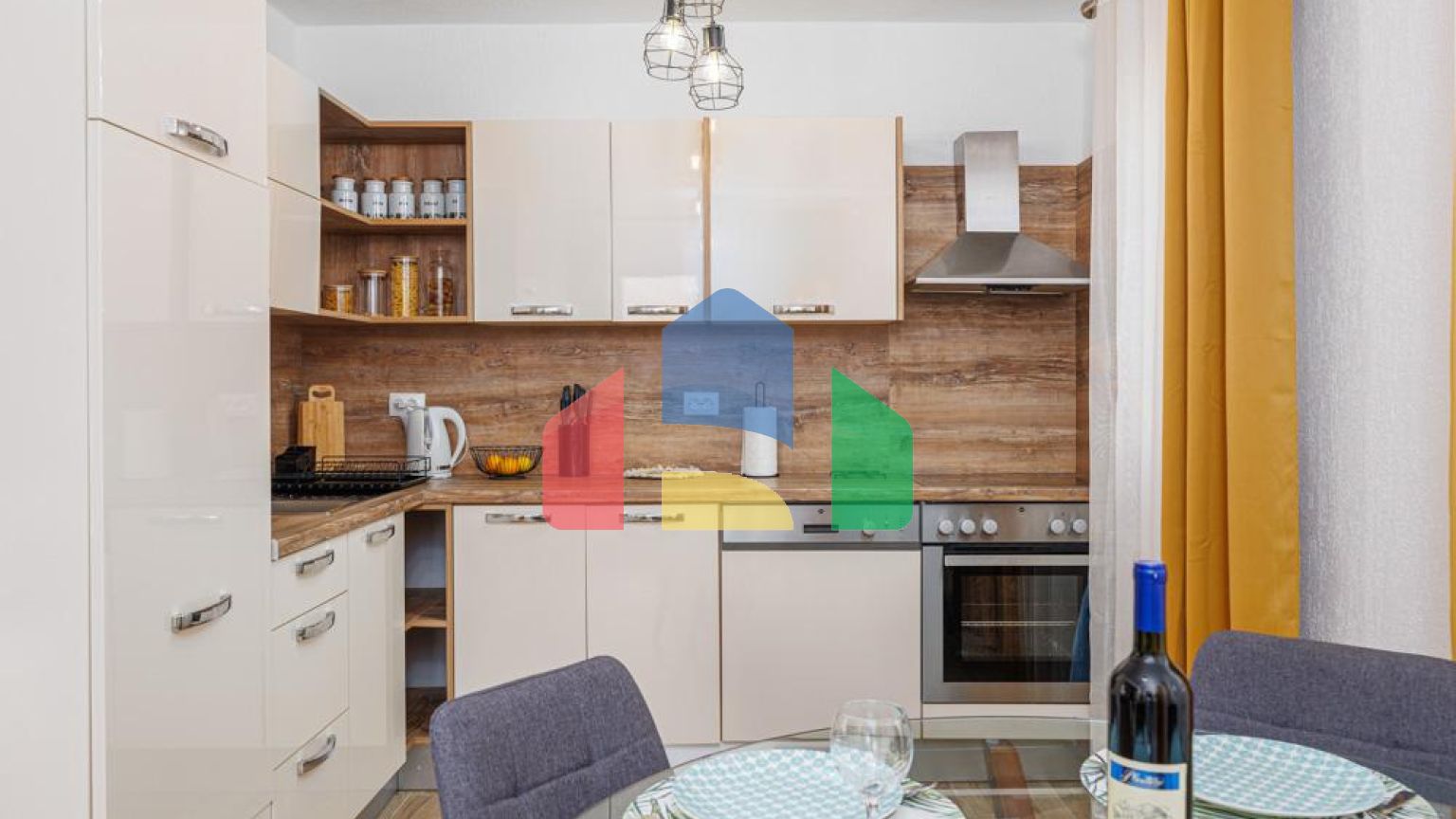 Легальный трехэтажный дом с гаражом в поселке Утеха