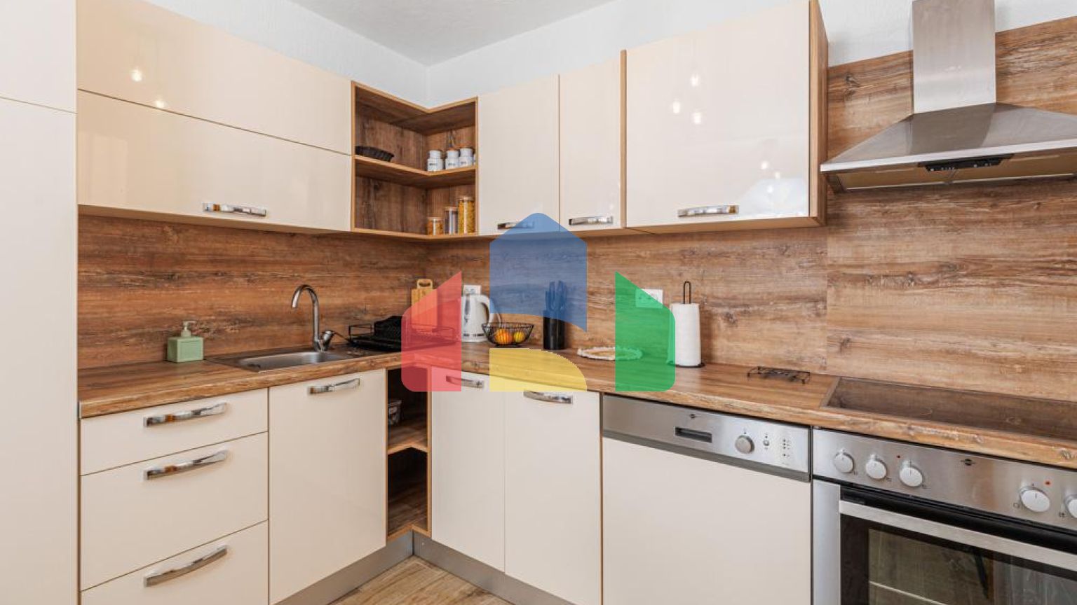 Легальный трехэтажный дом с гаражом в поселке Утеха