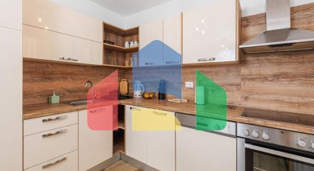 Легальный трехэтажный дом с гаражом в поселке Утеха