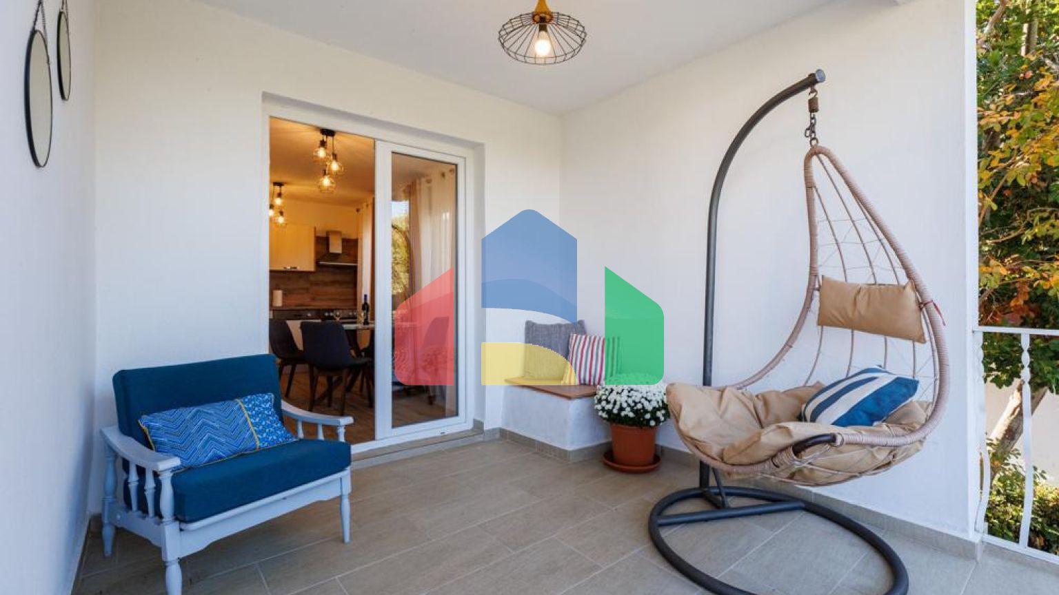 Легальный трехэтажный дом с гаражом в поселке Утеха