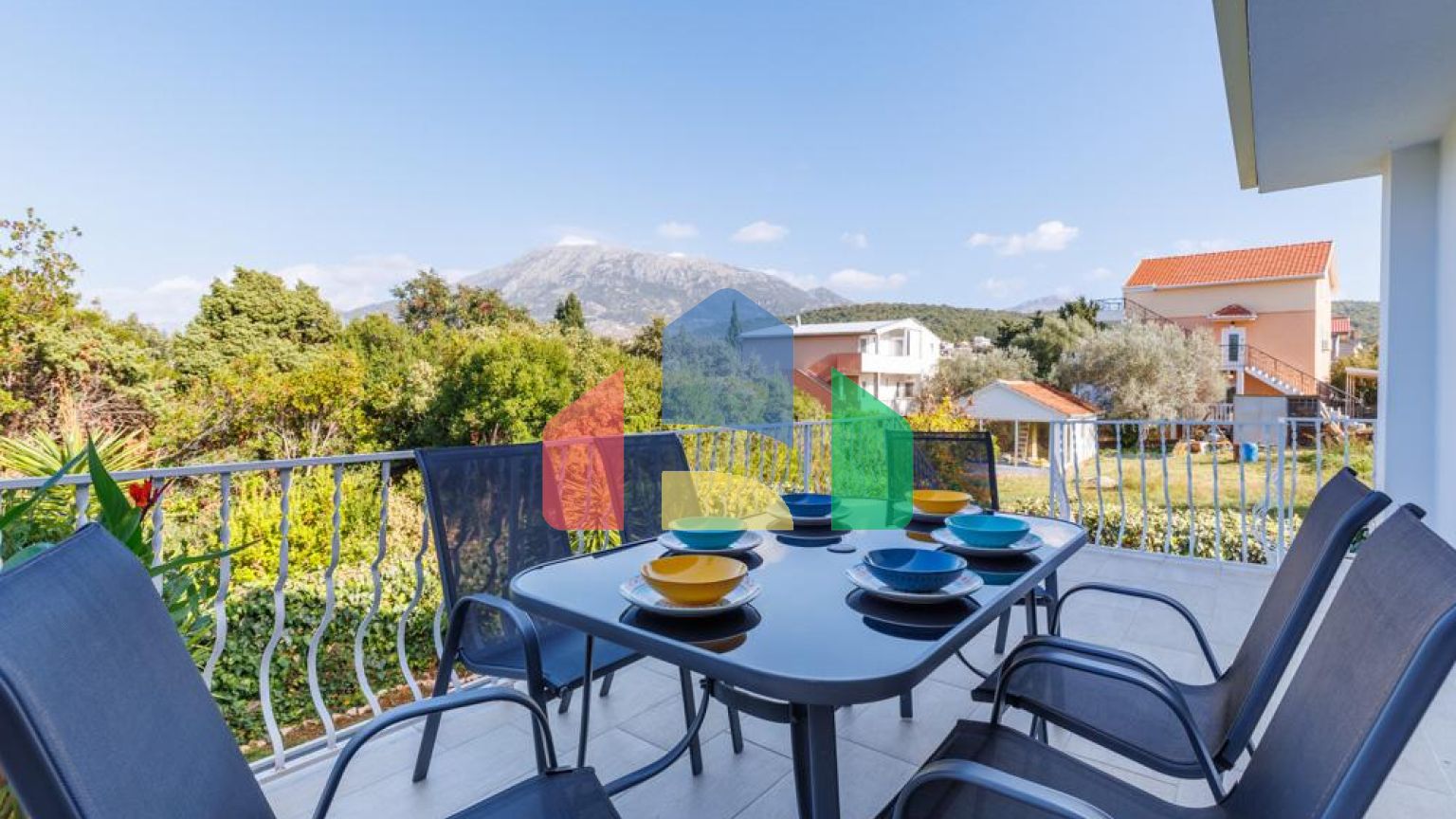 Легальный трехэтажный дом с гаражом в поселке Утеха