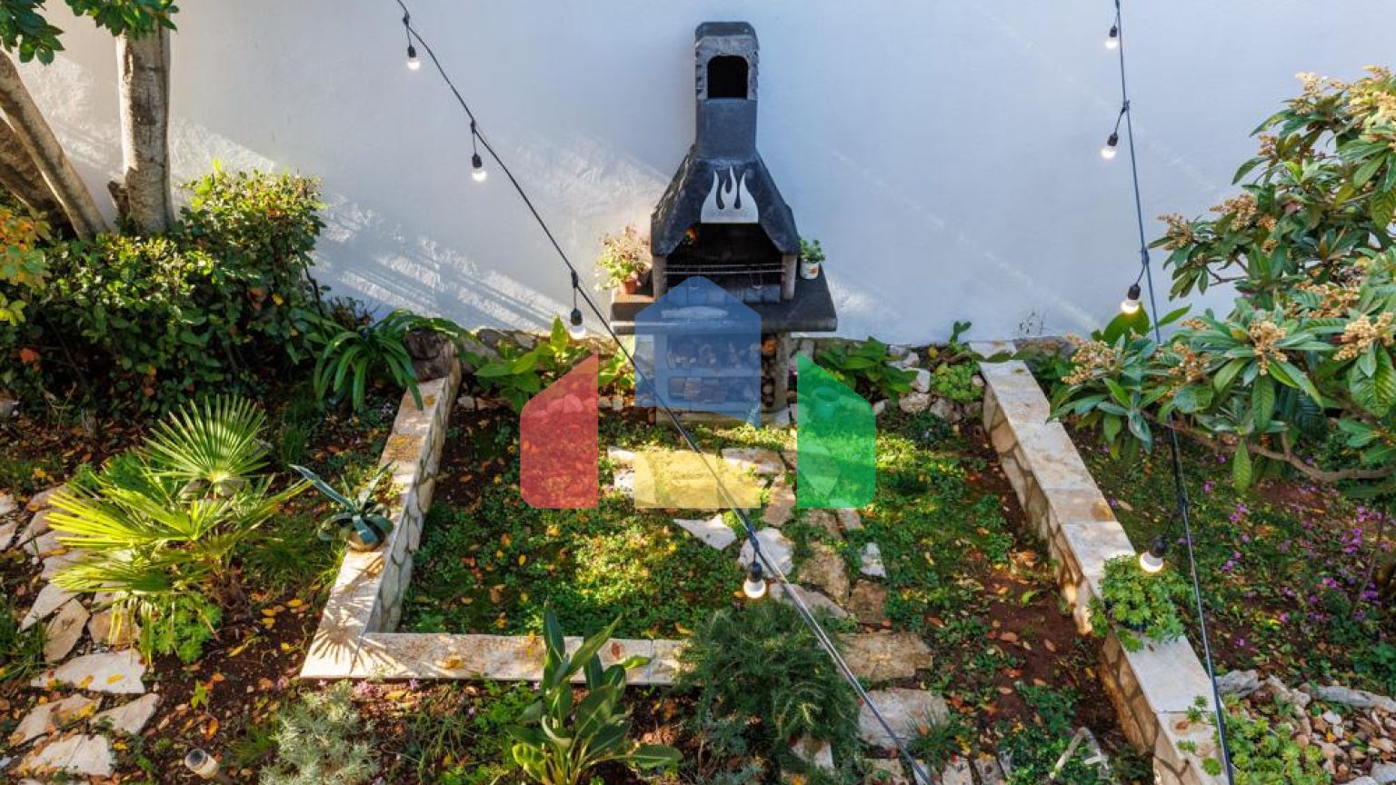 Легальный трехэтажный дом с гаражом в поселке Утеха