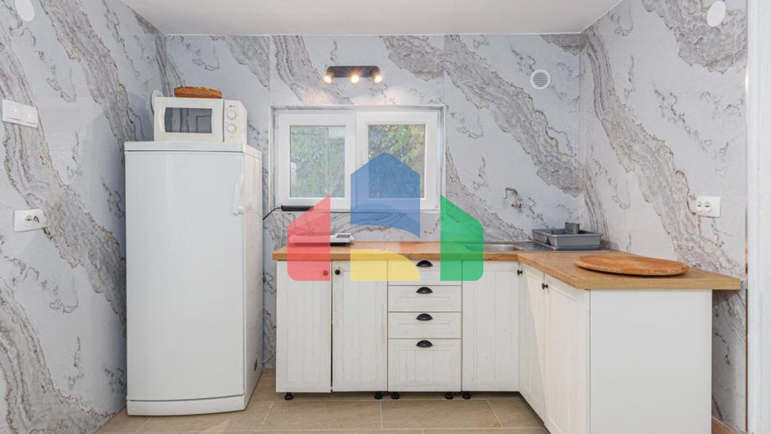 Легальный трехэтажный дом с гаражом в поселке Утеха