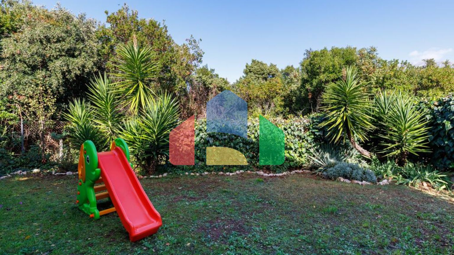 Легальный трехэтажный дом с гаражом в поселке Утеха