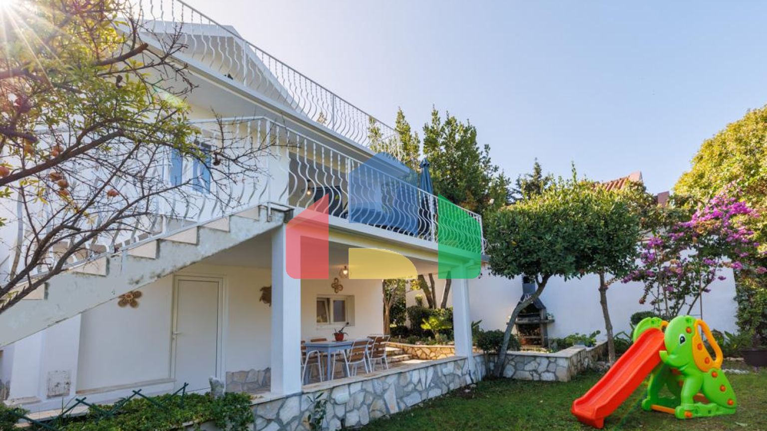 Легальный трехэтажный дом с гаражом в поселке Утеха