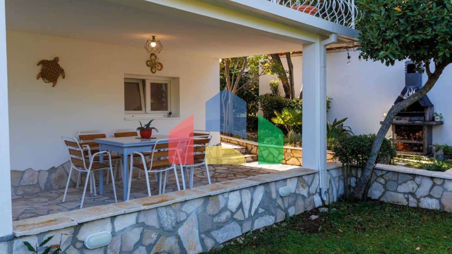 Легальный трехэтажный дом с гаражом в поселке Утеха