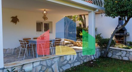 Легальный трехэтажный дом с гаражом в поселке Утеха