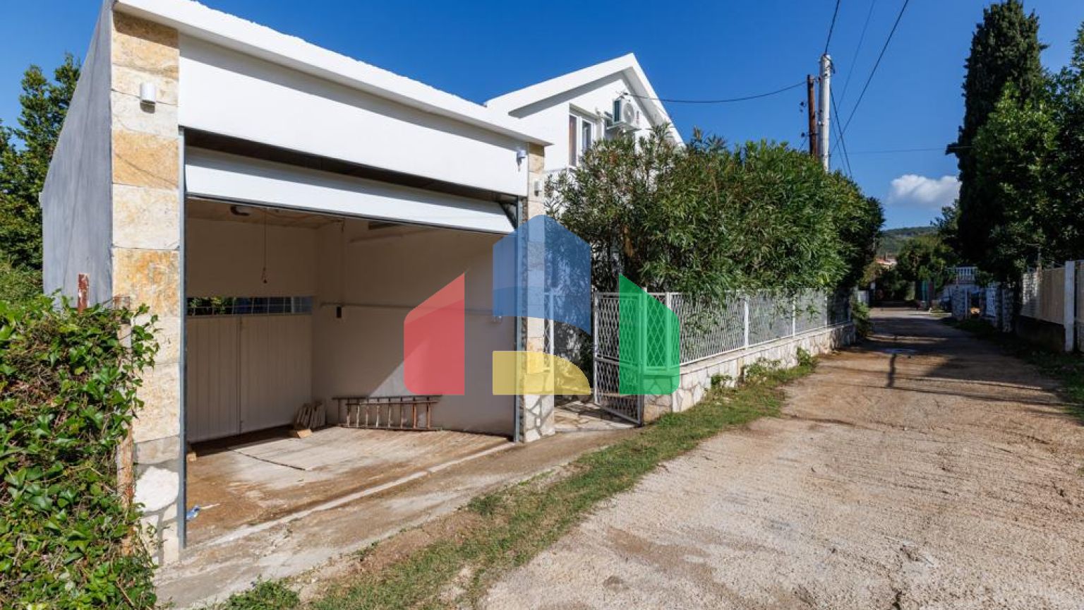 Легальный трехэтажный дом с гаражом в поселке Утеха