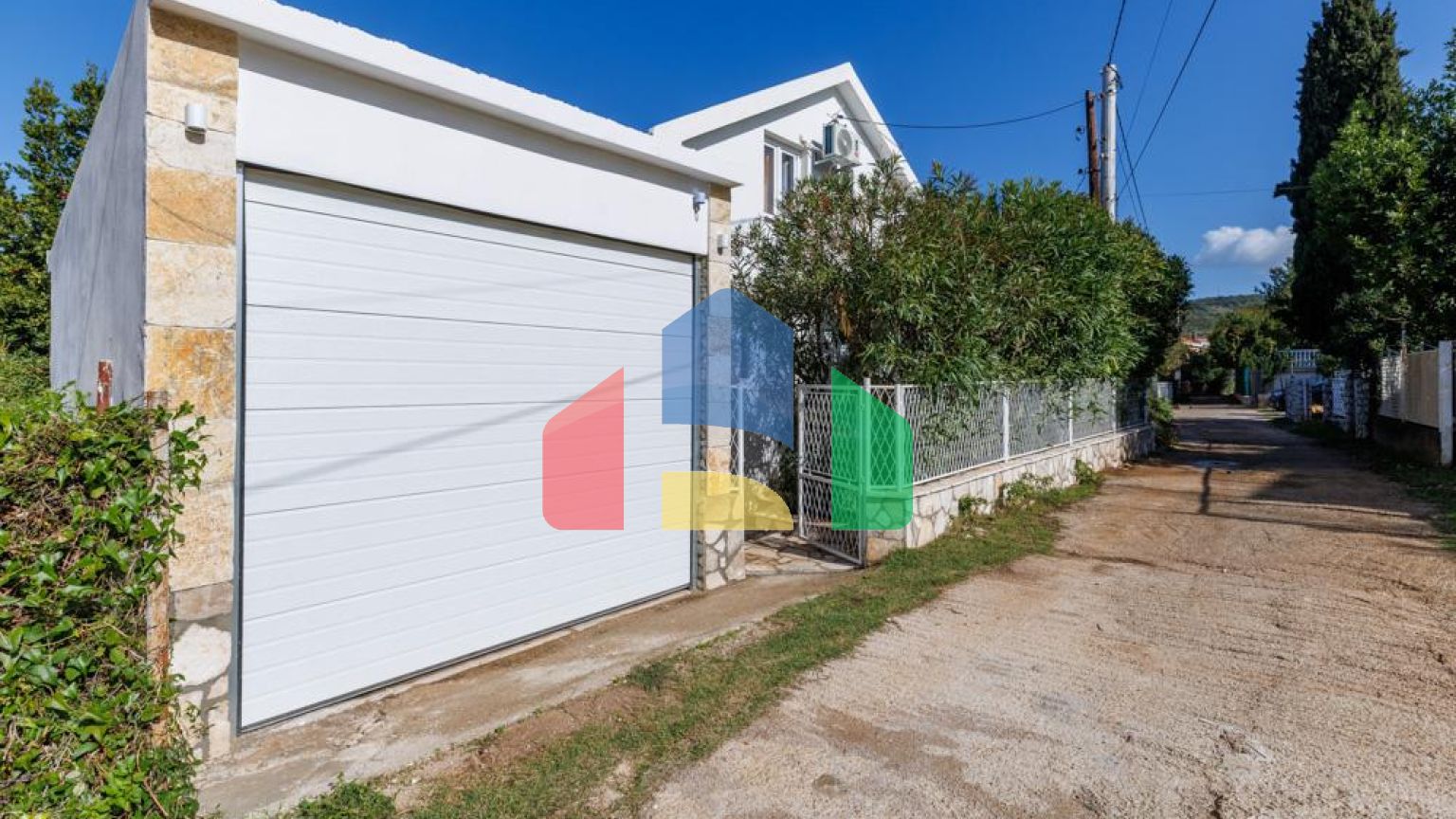 Легальный трехэтажный дом с гаражом в поселке Утеха