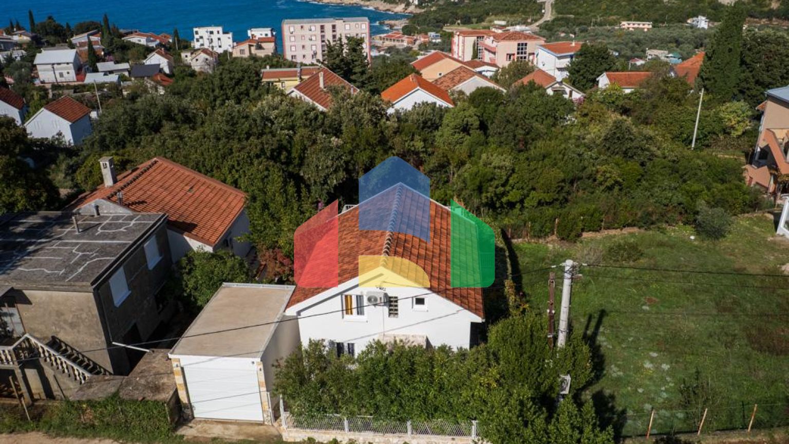 Легальный трехэтажный дом с гаражом в поселке Утеха