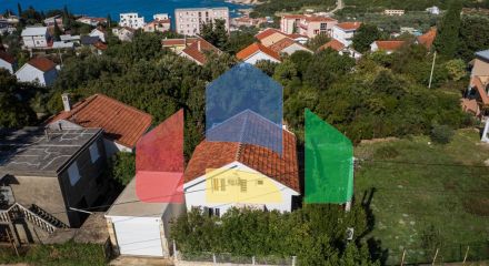 Легальный трехэтажный дом с гаражом в поселке Утеха