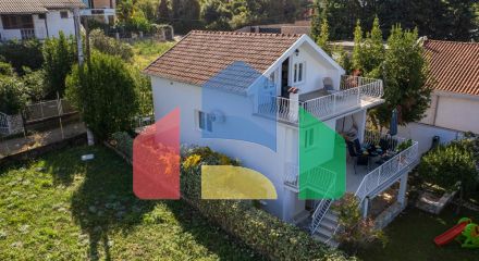 Легальный трехэтажный дом с гаражом в поселке Утеха