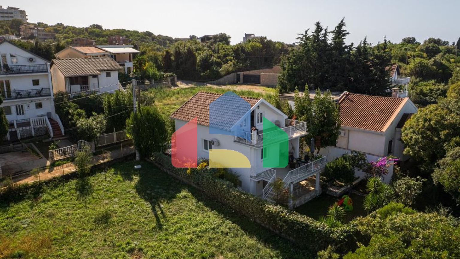 Легальный трехэтажный дом с гаражом в поселке Утеха