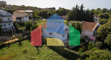 Легальный трехэтажный дом с гаражом в поселке Утеха