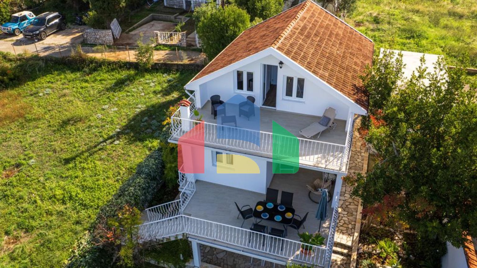 Легальный трехэтажный дом с гаражом в поселке Утеха