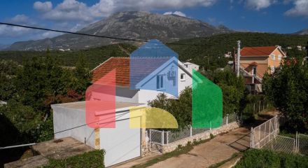 Легальный трехэтажный дом с гаражом в поселке Утеха