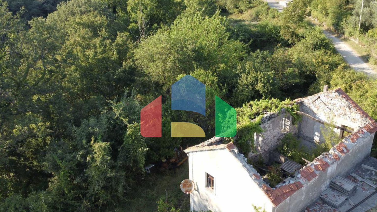 Старинный каменный дом под реставрацию в Кунье