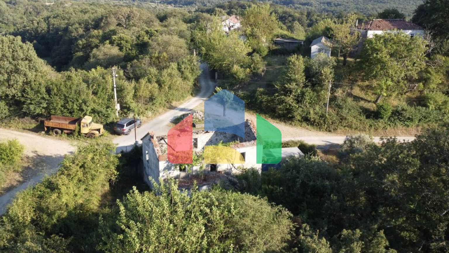 Старинный каменный дом под реставрацию в Кунье