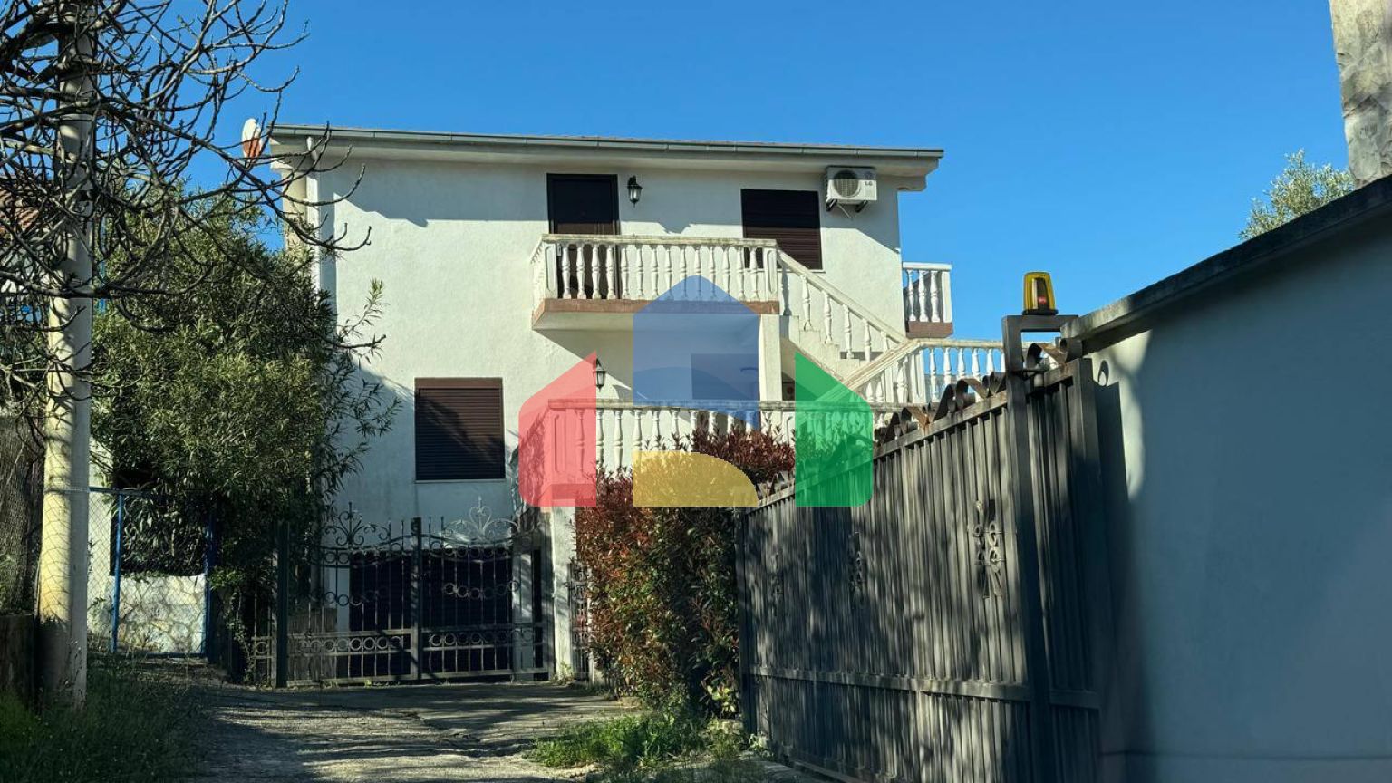 Продаётся легальный трёхэтажный дом в Утехе (Бар)