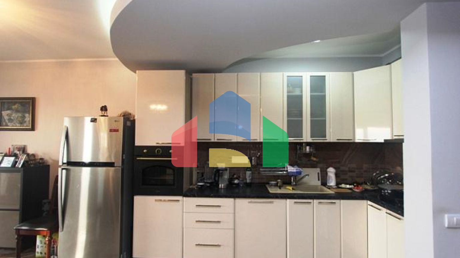 Дом с бассейном на первой линии