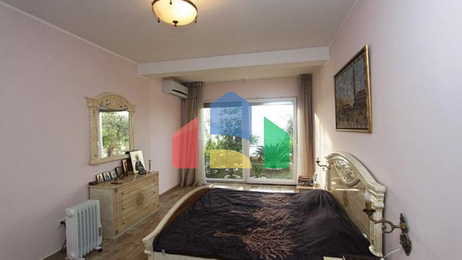 Дом с бассейном на первой линии