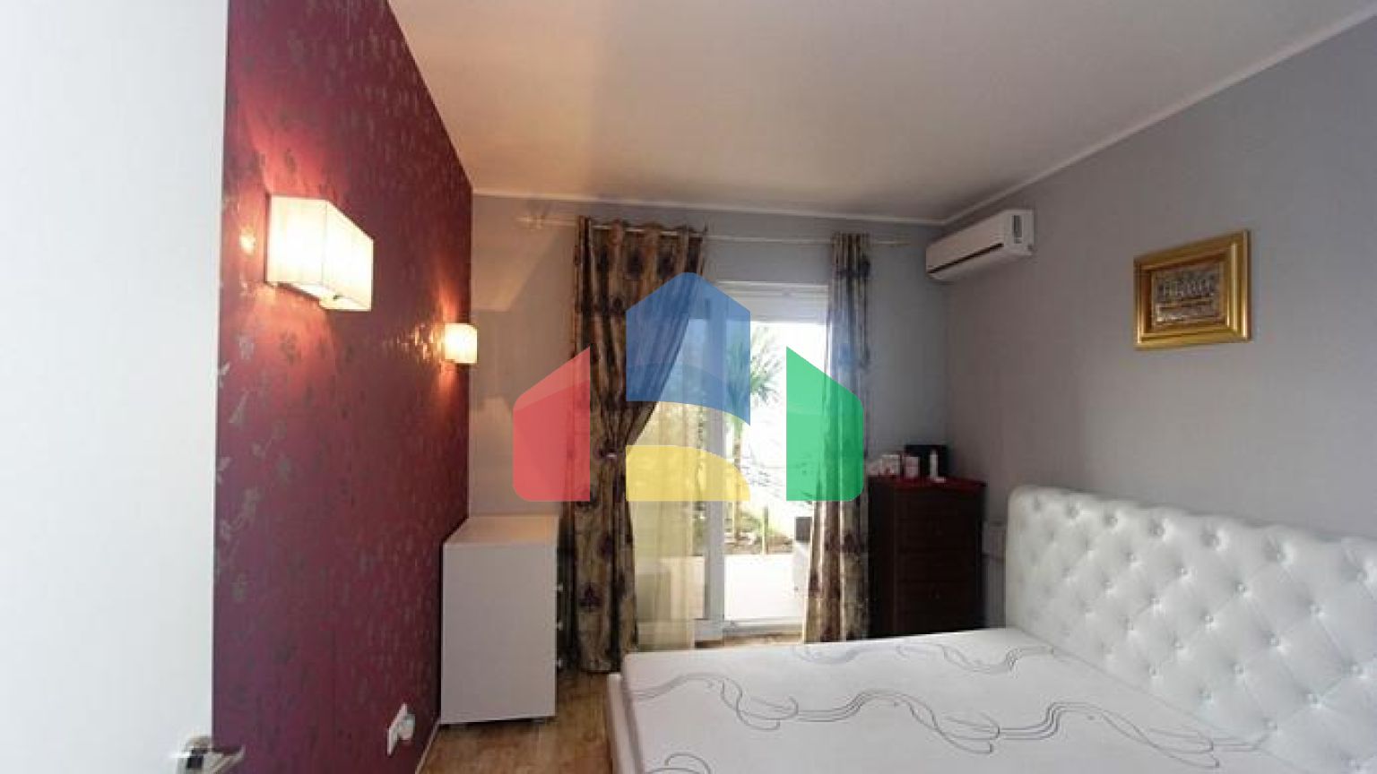 Дом с бассейном на первой линии