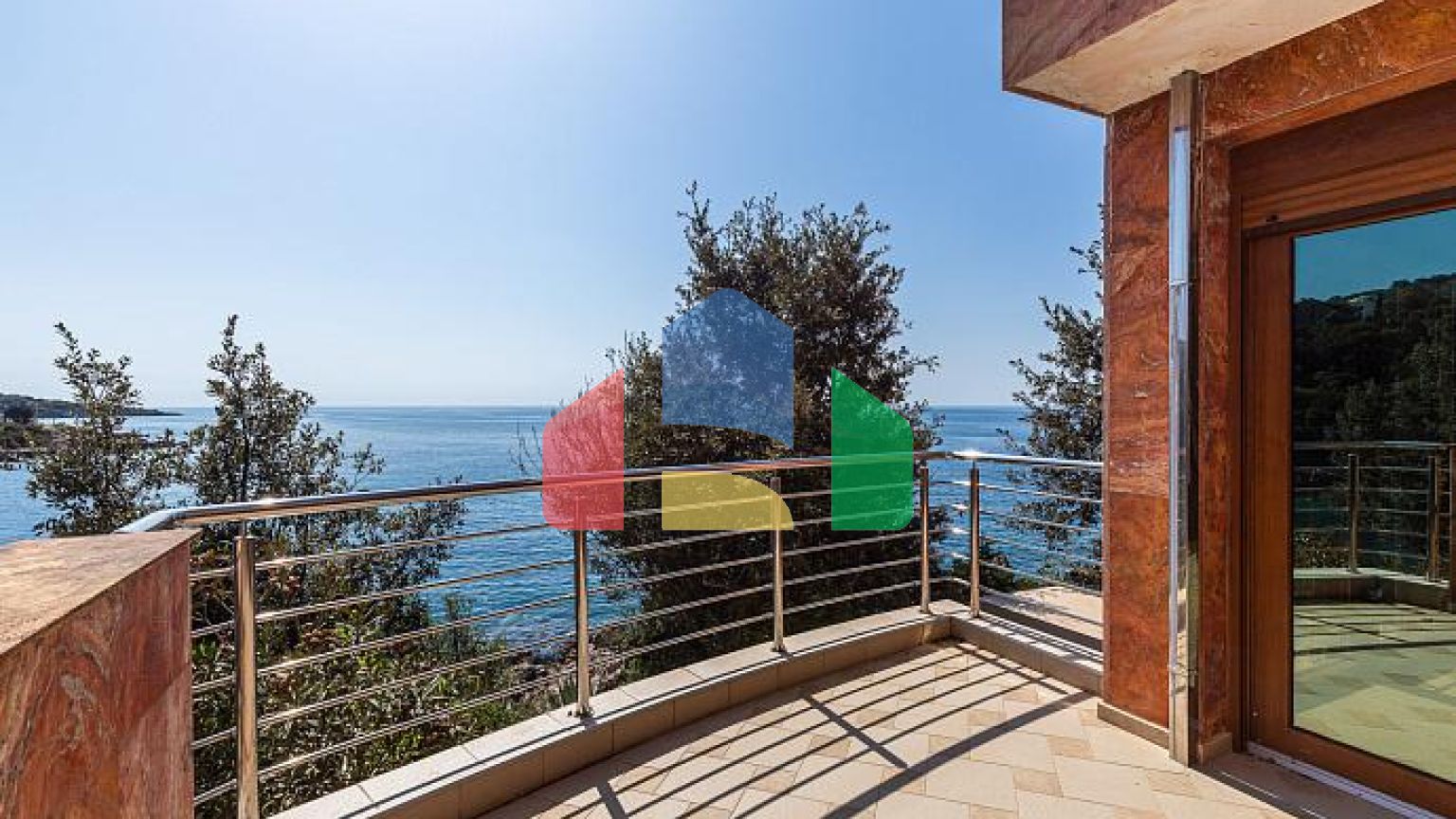 Просторный дом в Утехе с панорамным видом на море