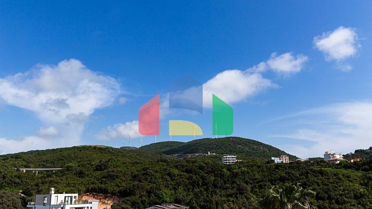 Просторный дом в Утехе с панорамным видом на море