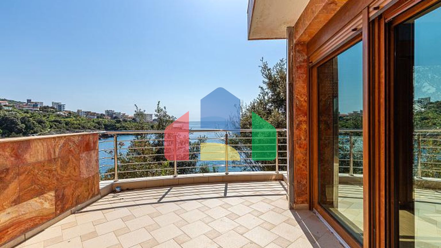 Просторный дом в Утехе с панорамным видом на море