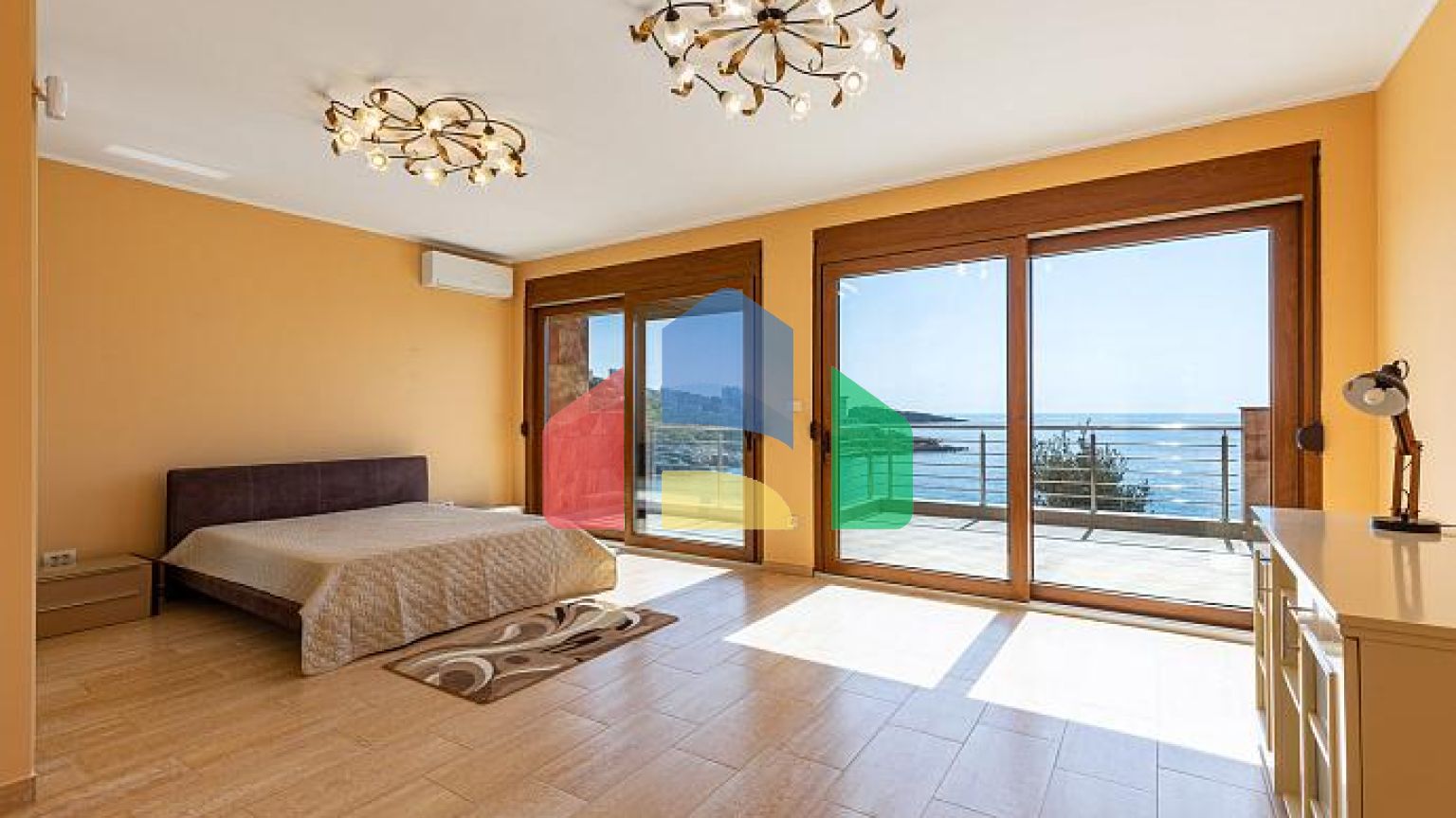 Просторный дом в Утехе с панорамным видом на море