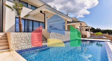 Villa with pool on the first line near Bar
