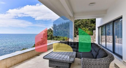 Villa with pool on the first line near Bar