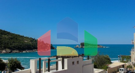 Spacious house with a sea view in Utjeha