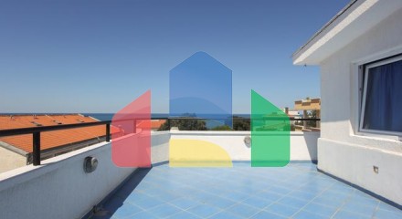 Spacious house with a sea view in Utjeha