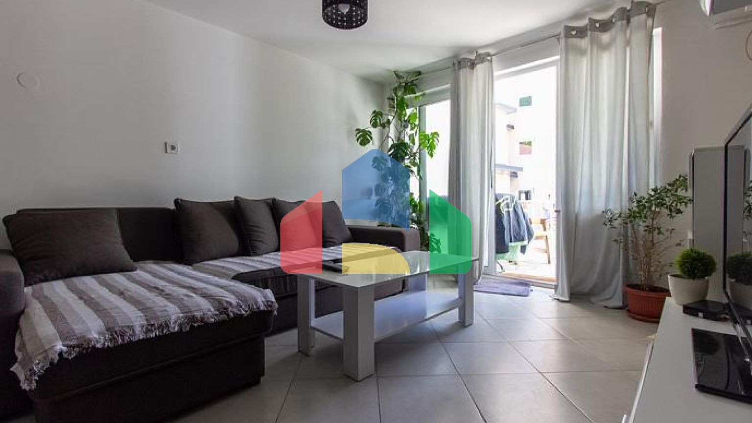 Двухэтажный дом на 6 спальных комнат в Херцег Нови, Зеленика