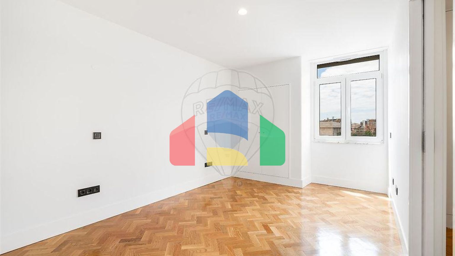 Residential - Condo/Apartment - T4 - Santo Antonio, Lisbon - PT