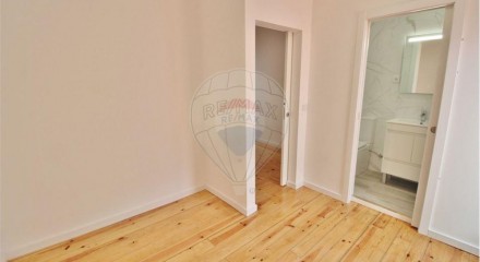 Residential - Condo/Apartment - T2 - Sao Vicente, Lisbon - PT
