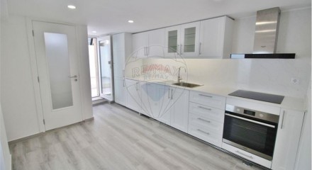 Residential - Condo/Apartment - T2 - Sao Vicente, Lisbon - PT