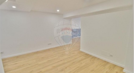 Residential - Condo/Apartment - T2 - Sao Vicente, Lisbon - PT