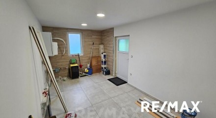 Commercial - Store with Apt/Office - Celje, Savinjska Region - SI