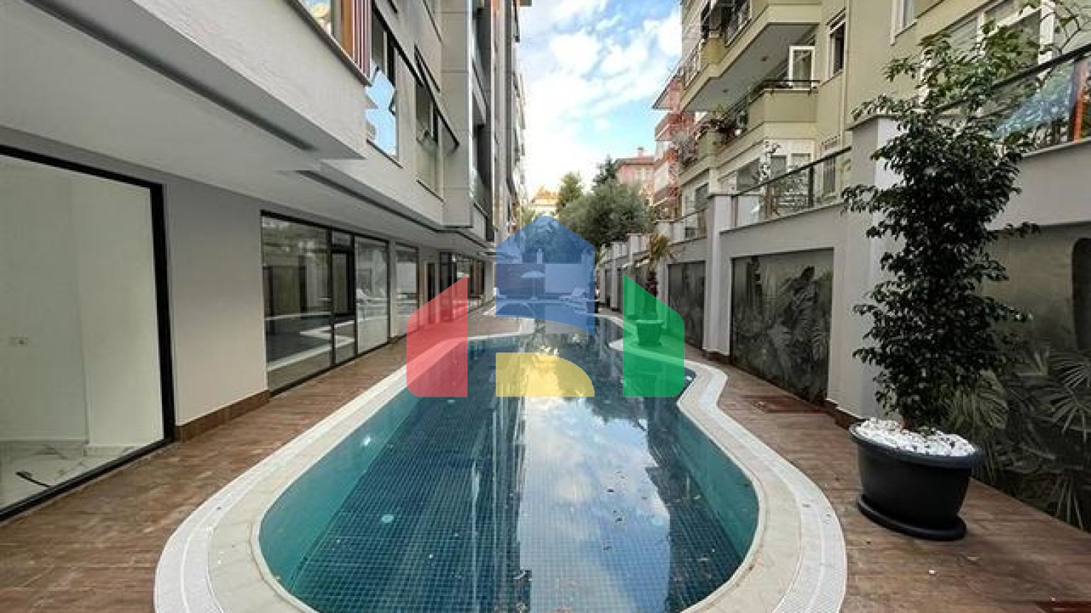 Квартира 1+1 в центре Алании в новом доме