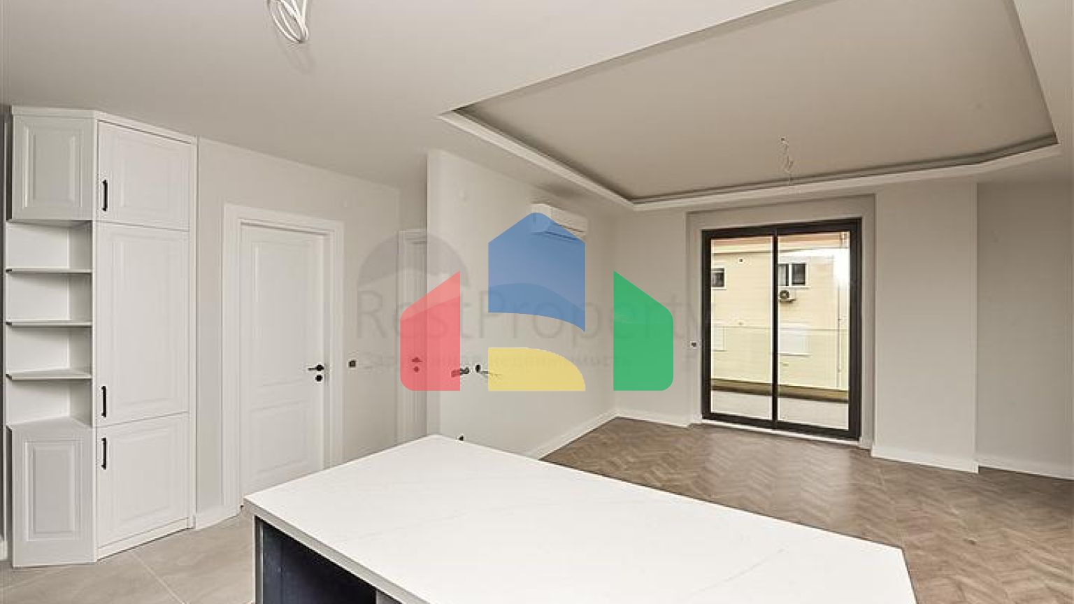 Двокімнатна квартира в центрі Аланії з панорамним видом на море