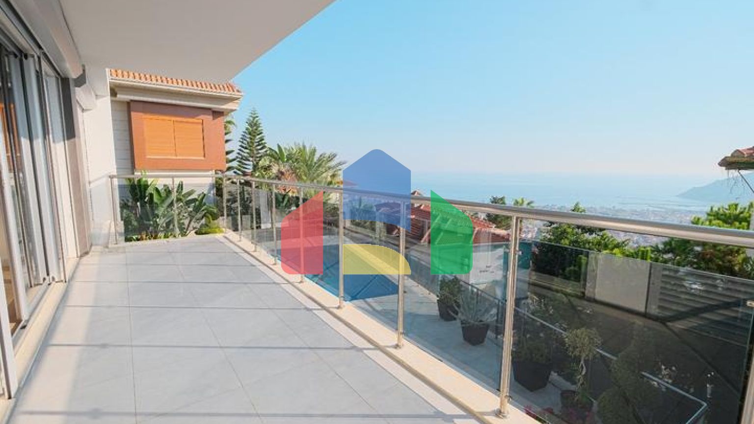 Вілла 3+2 в центрі Аланії з видом на Середземне море